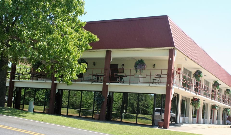 Passion Play Road Inn - Formerly Statue Road Inn Motel in Eureka Springs