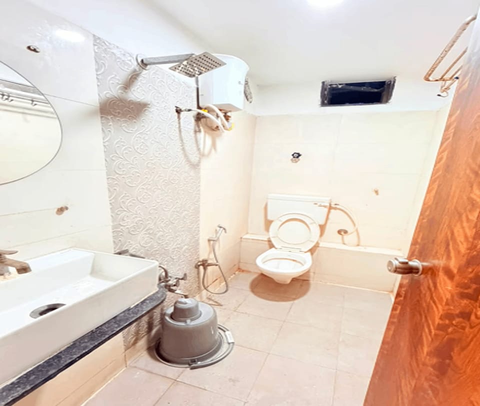 Hotel Pelican Lake Hotel in Ahmedabad