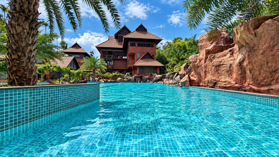 Swimming pool [outdoor]