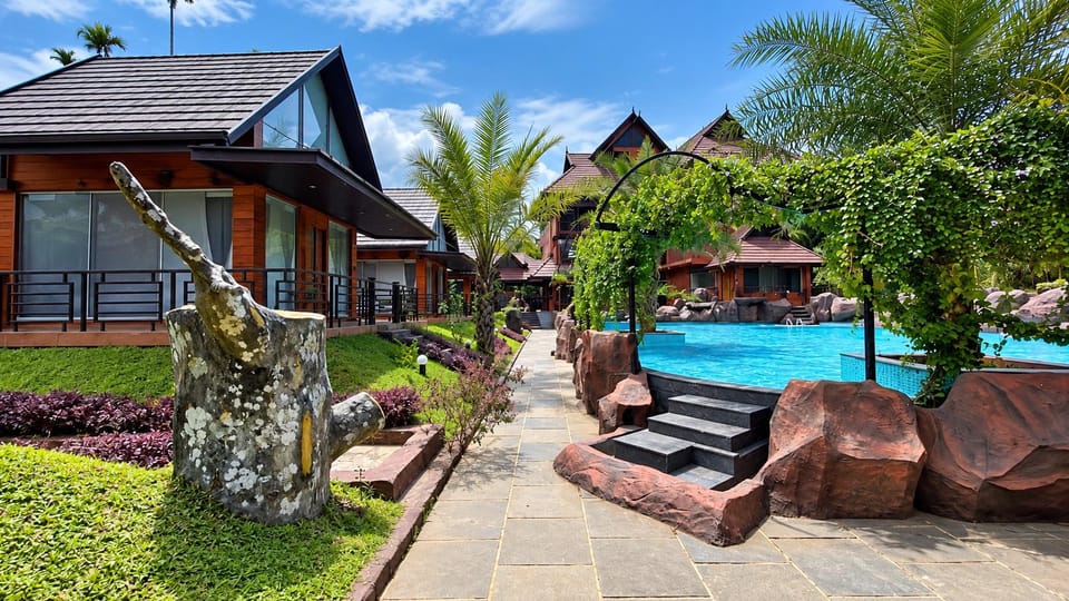 Swimming pool [outdoor]