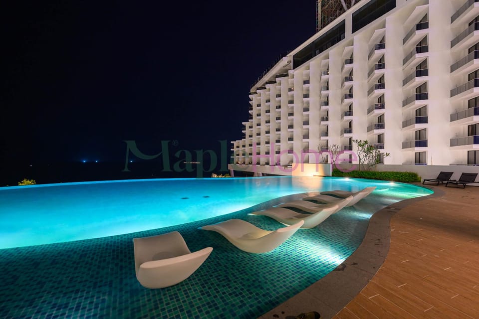 Swimming pool [outdoor]
