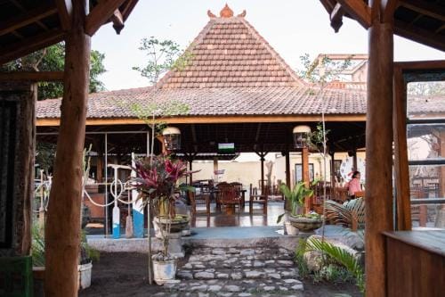 Sunrise Lodge & Lounge Hotel in Buleleng