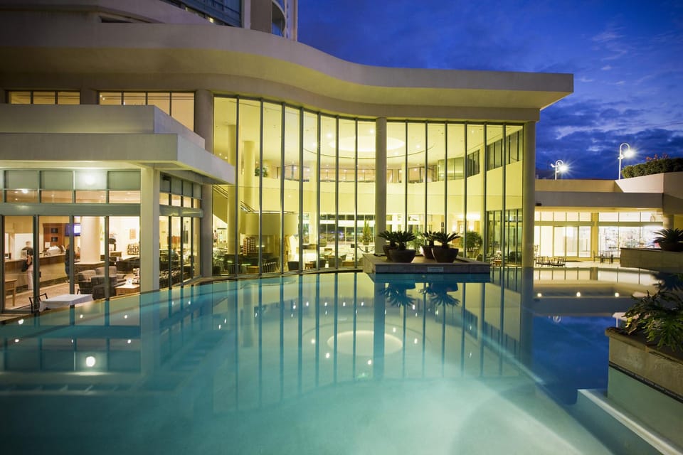 Swimming pool [outdoor]