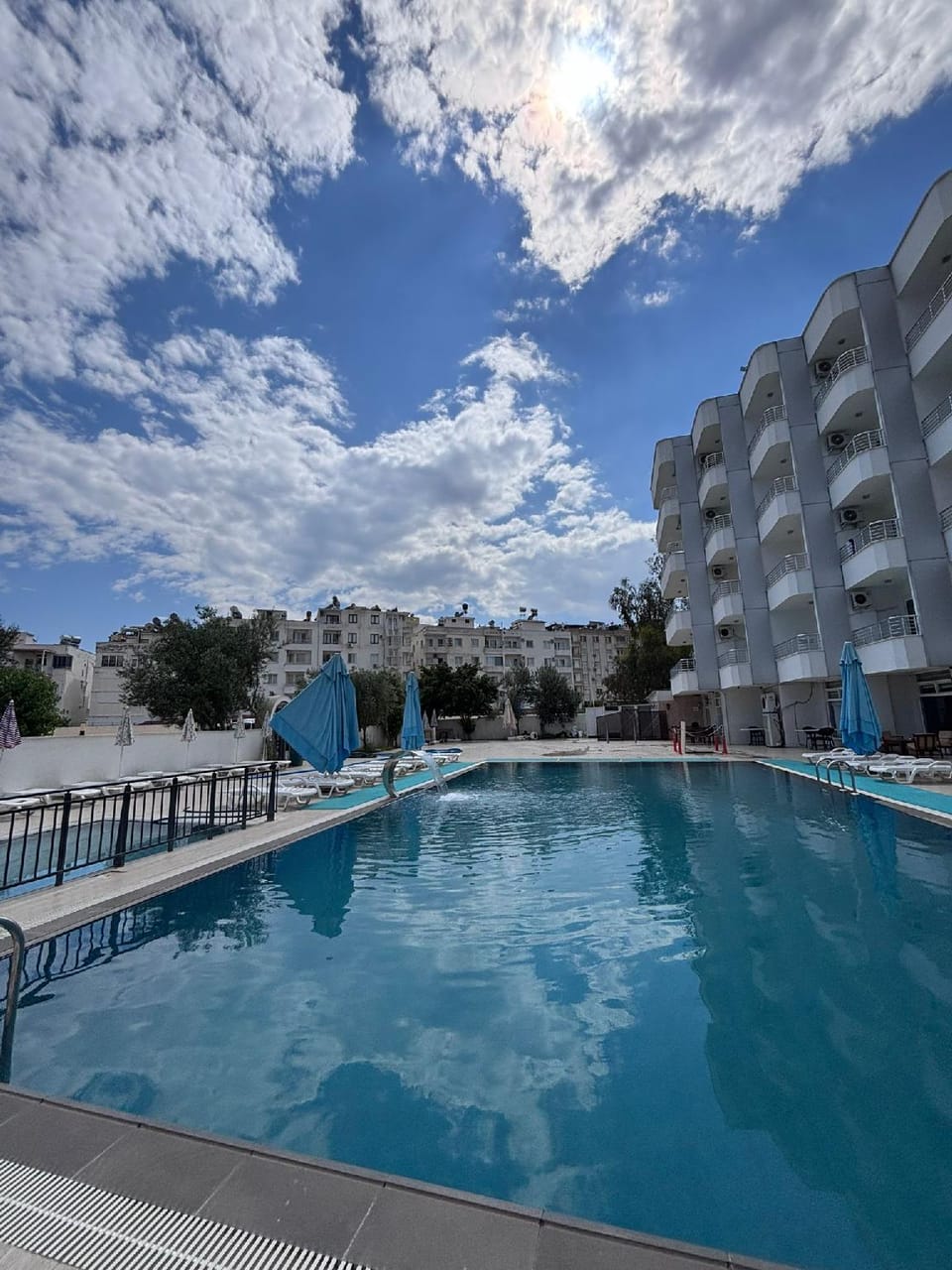 Swimming pool [outdoor]