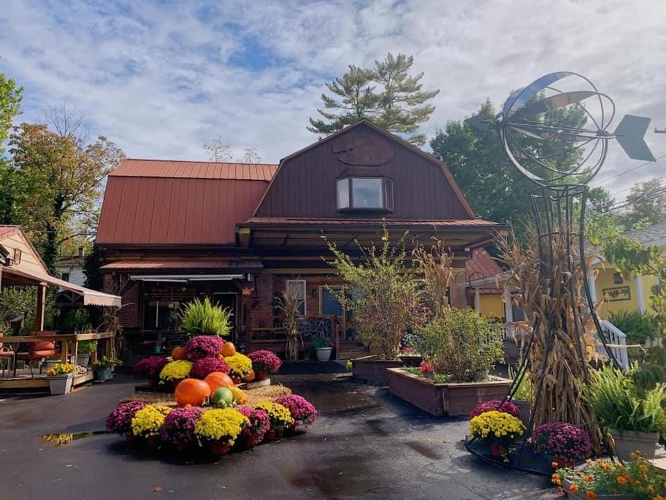 The Iris Garden Downtown Cottages and Suites Lodge in Indiana