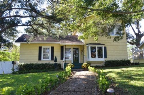The Lakehouse on Clear Lake Hotel in Seabrook