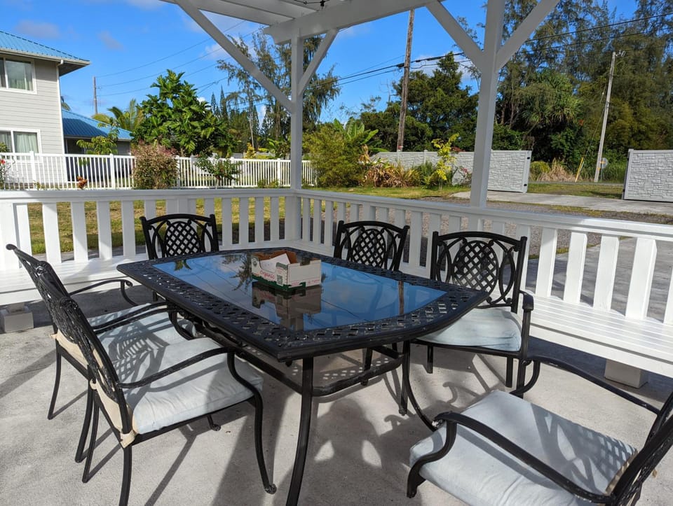 Ocean Breeze Inn Inn in Hawaiian Paradise Park