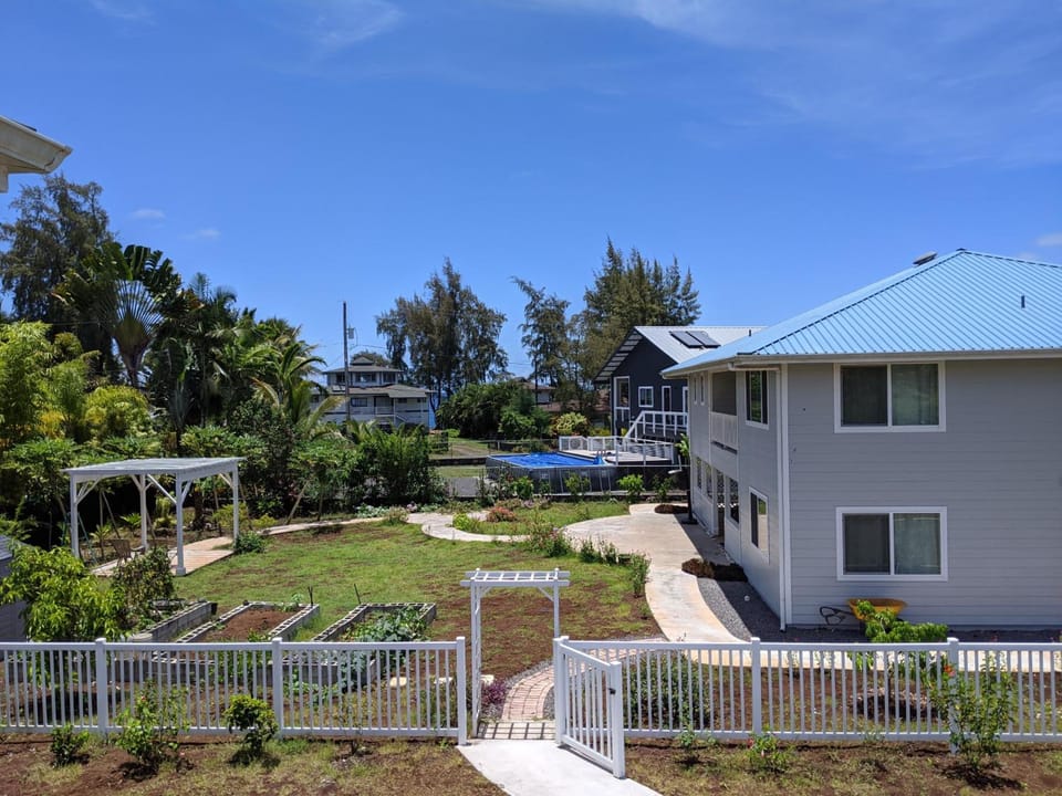 Ocean Breeze Inn Inn in Hawaiian Paradise Park