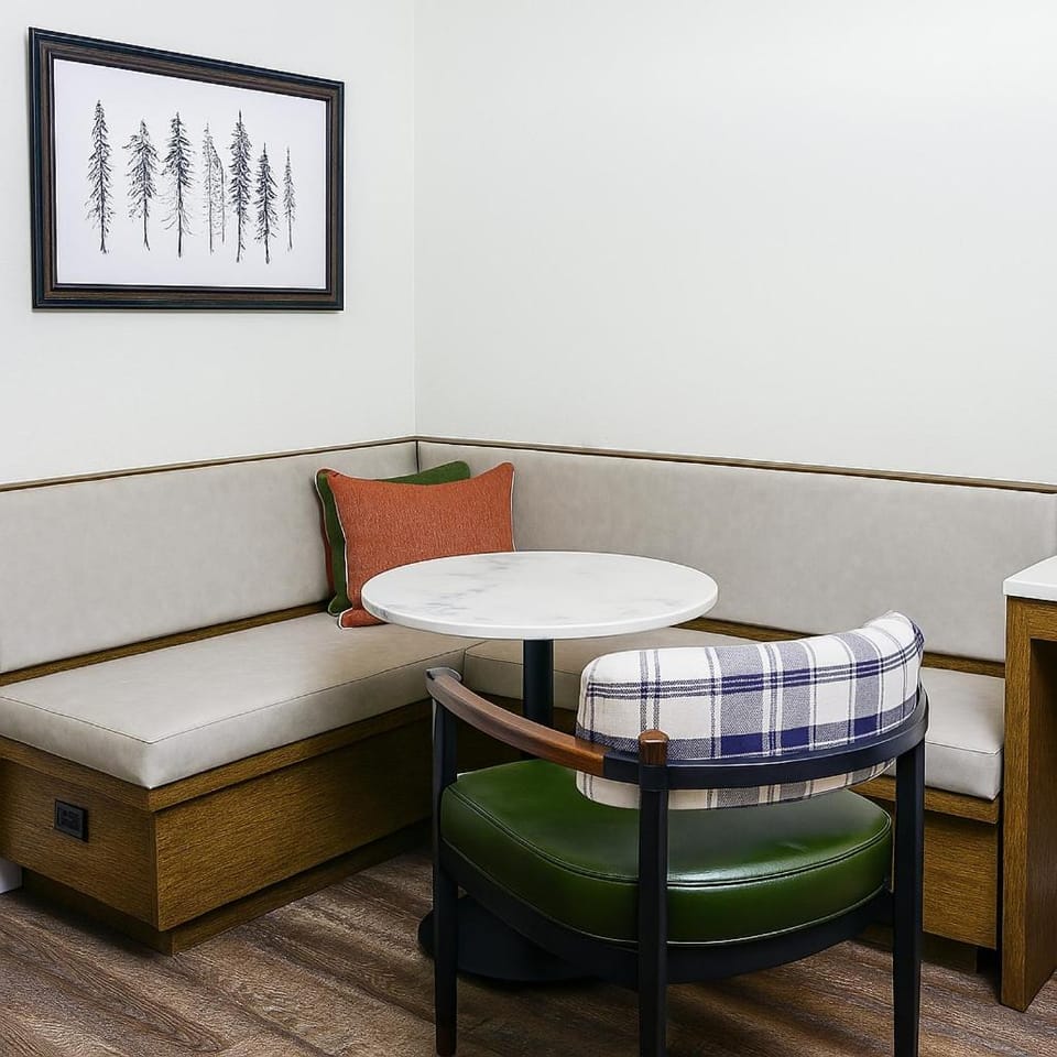 The Woodrose- NEWLY RENOVATED Hotel in Willits
