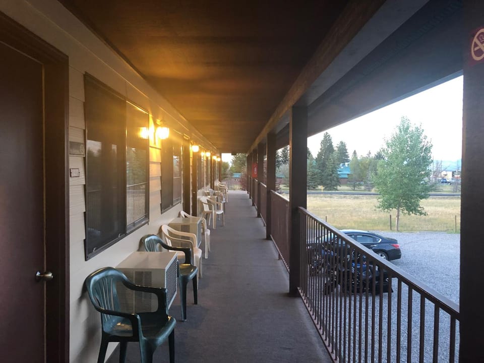 Red Bear Inn Hotel in Ennis