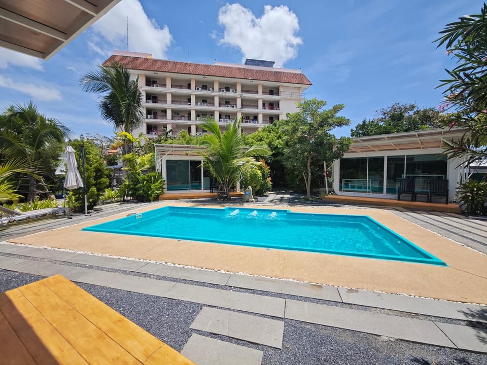 Swimming pool [outdoor]