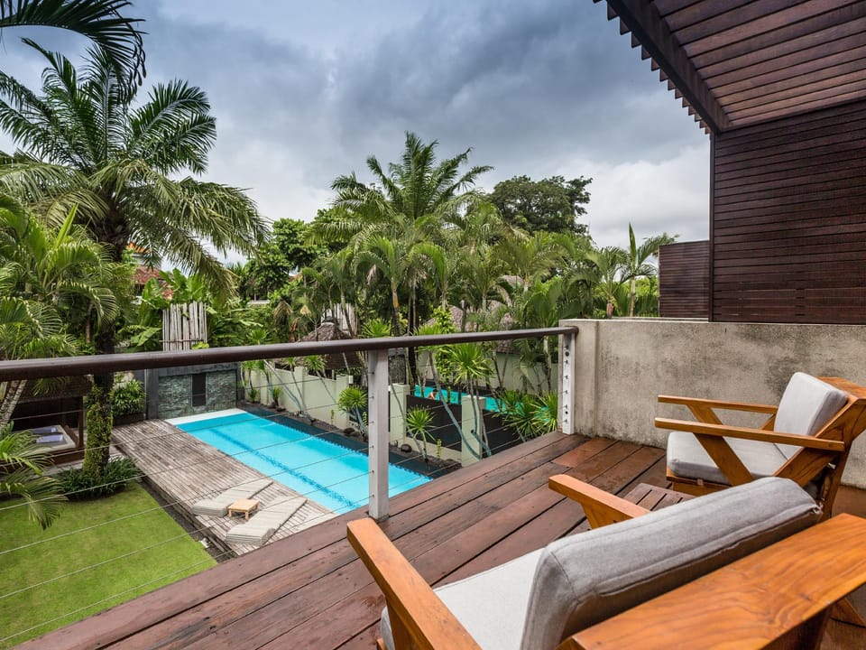 Swimming pool [outdoor]