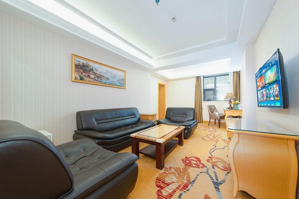Vienna Hotel Shenzhen International Exhibition Center Fuyong Fenghuang Mountain Hotel in Shenzhen