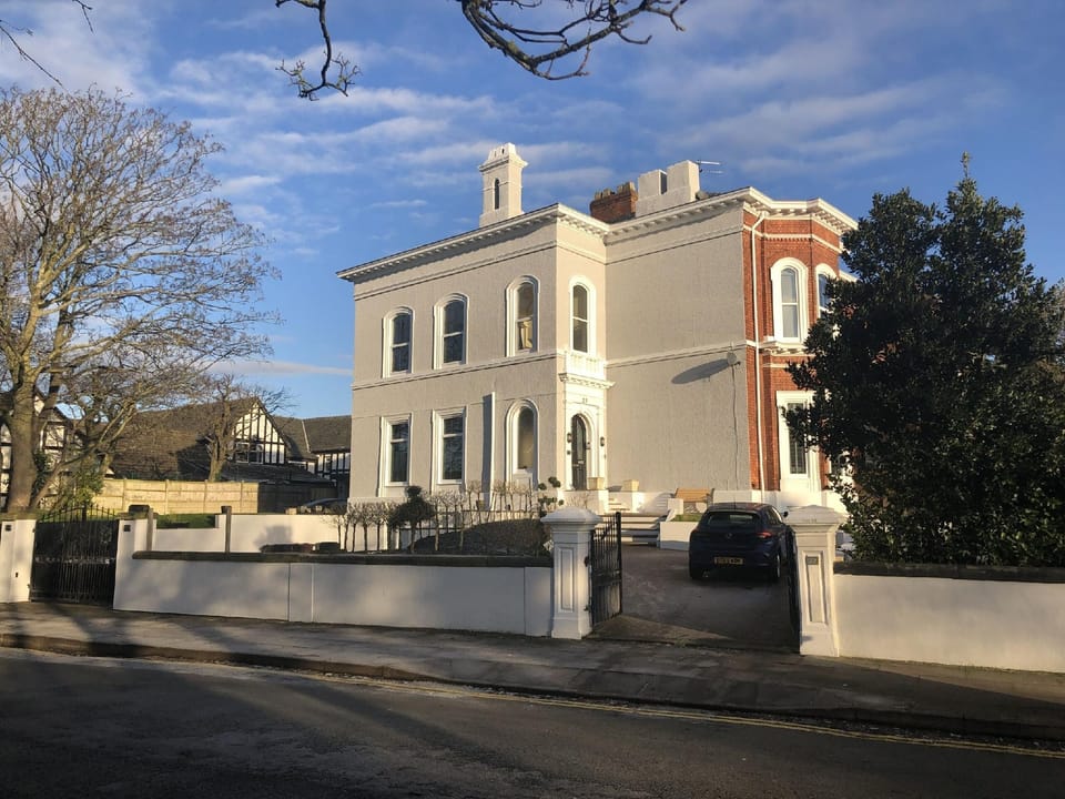 Beach House Courtyard 1 Bed Hotel in Southport