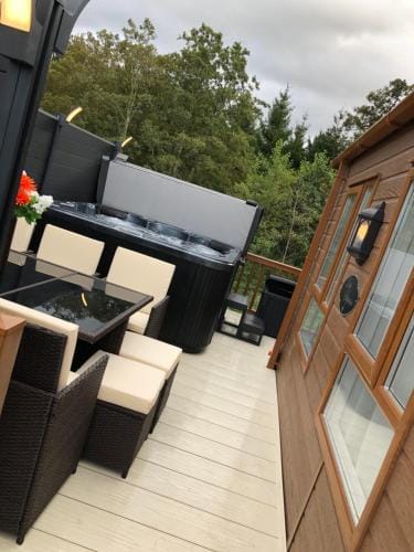 Moonlight Ridge -2 bedroom lodge with hot tub Lodge in England