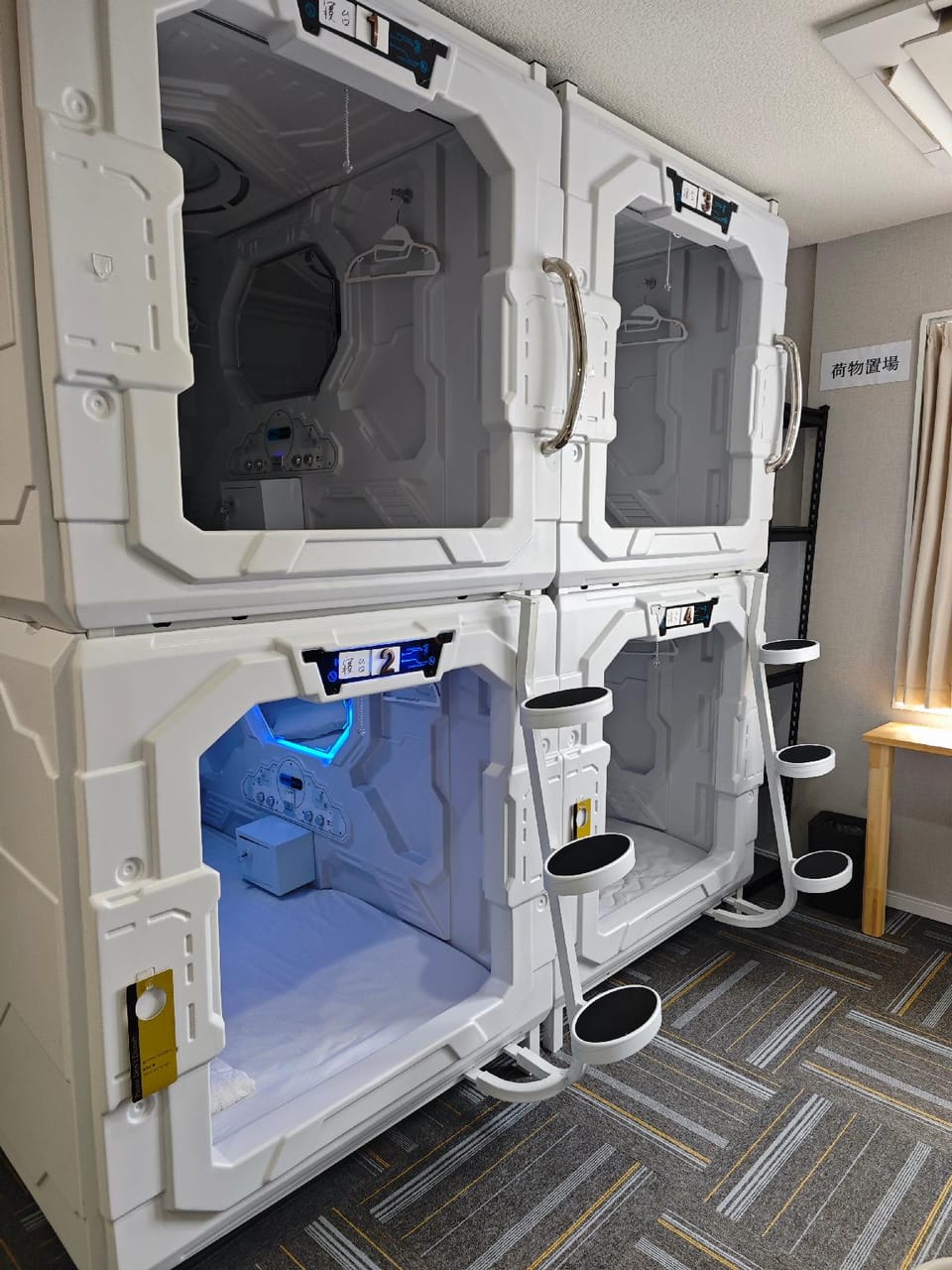 男性専用カプセル Hotel in Japan