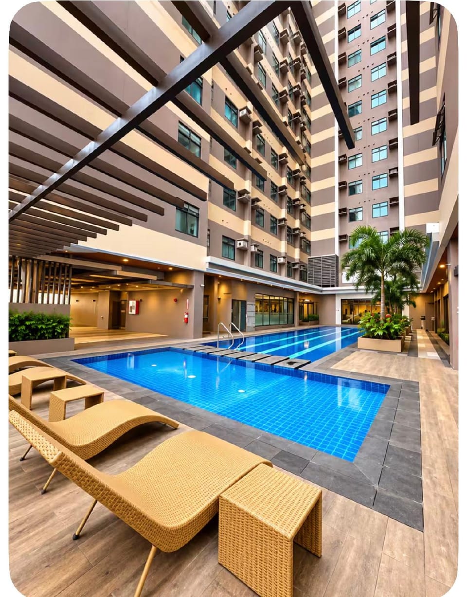 Swimming pool [outdoor]