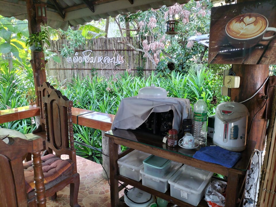 ต้งโฮมสเตย์หละปูน Bed and Breakfast in Thailand