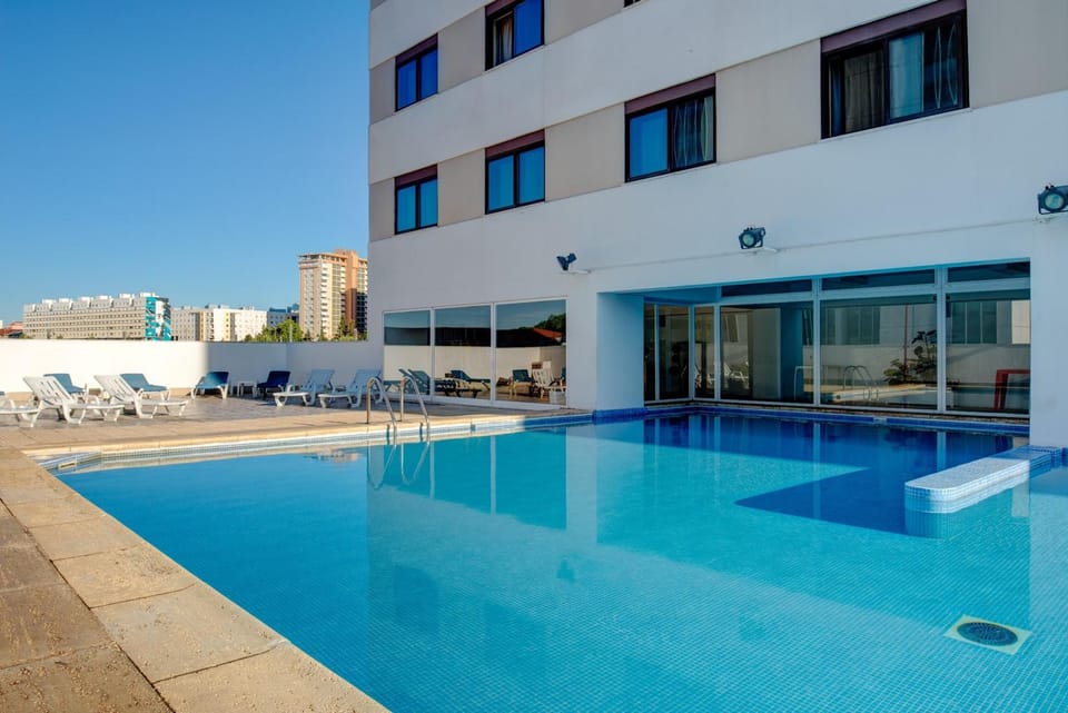 Swimming pool [outdoor]
