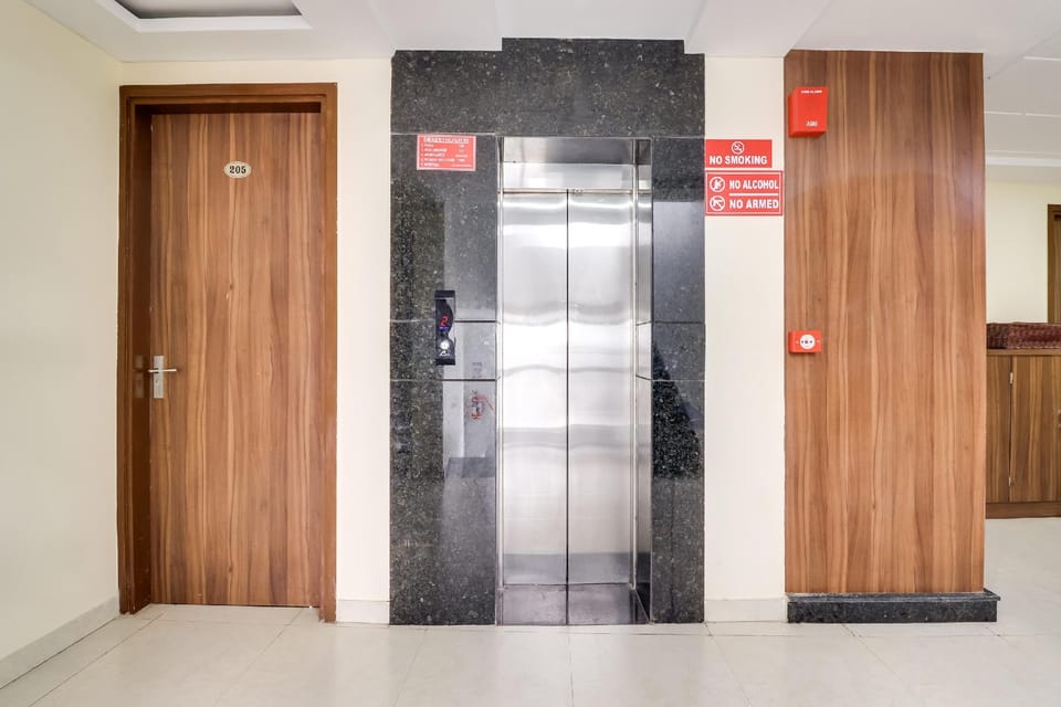 Super Capital O Seven Wonders Inn Near Sahara Ganj Mall Hotel in Lucknow