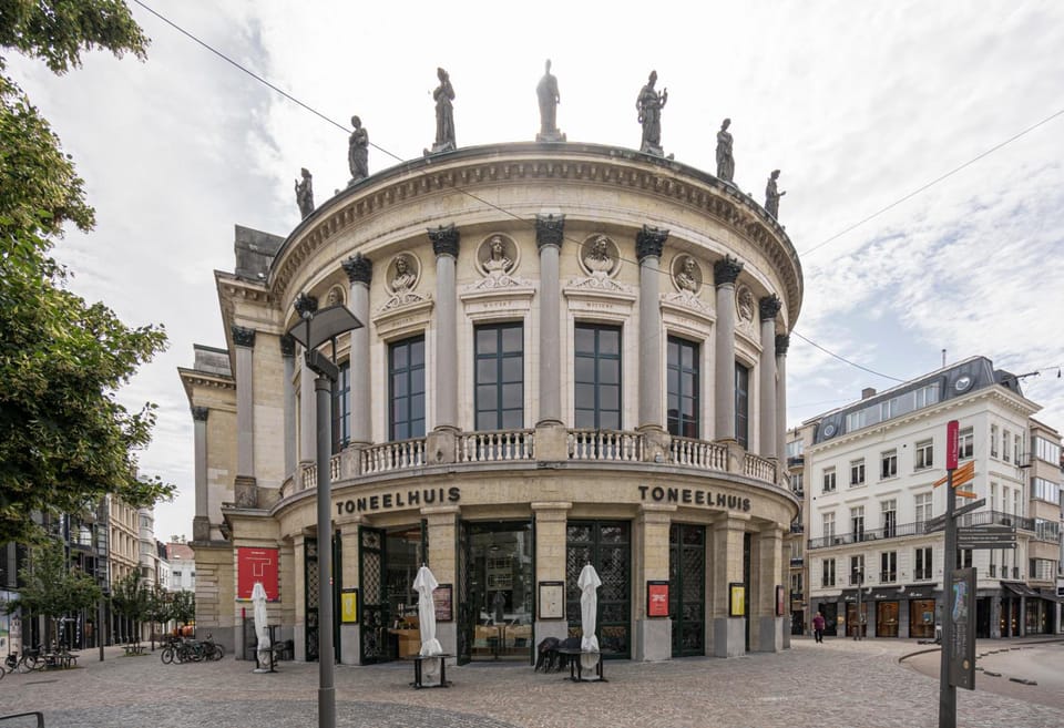 SHWAY - The Red With Pearls Hotel in Antwerp