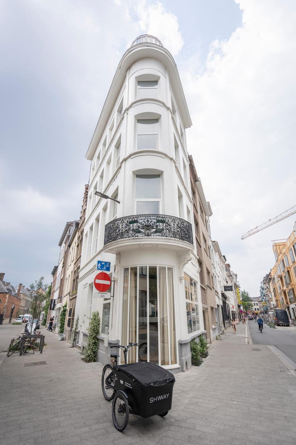 SHWAY - The Red With Pearls Hotel in Antwerp