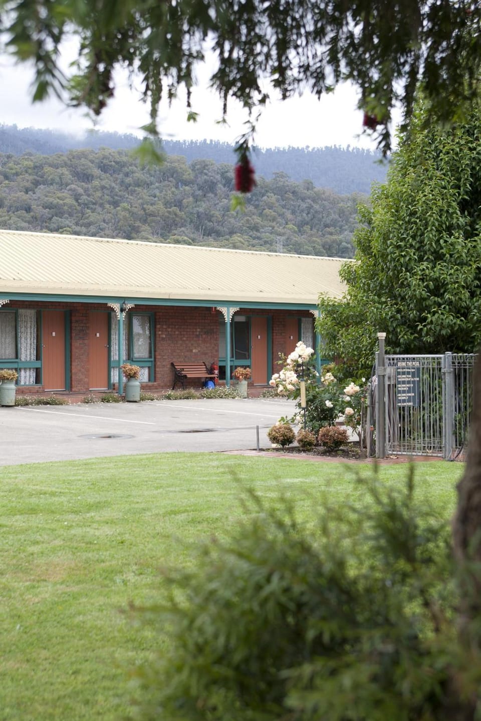 Snowgum Motel Motel in Tawonga South