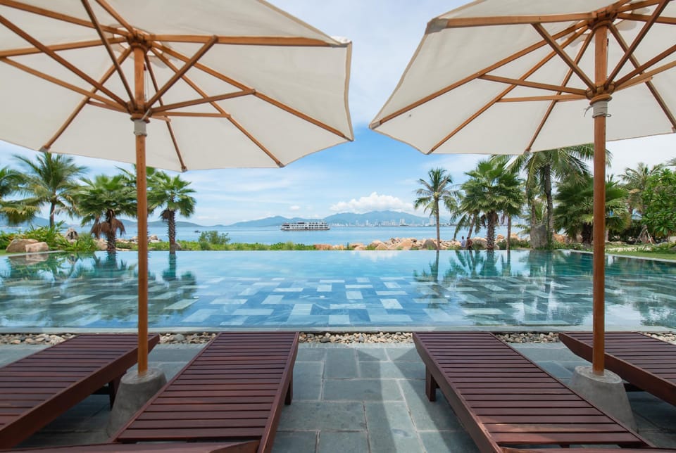 Swimming pool [outdoor]