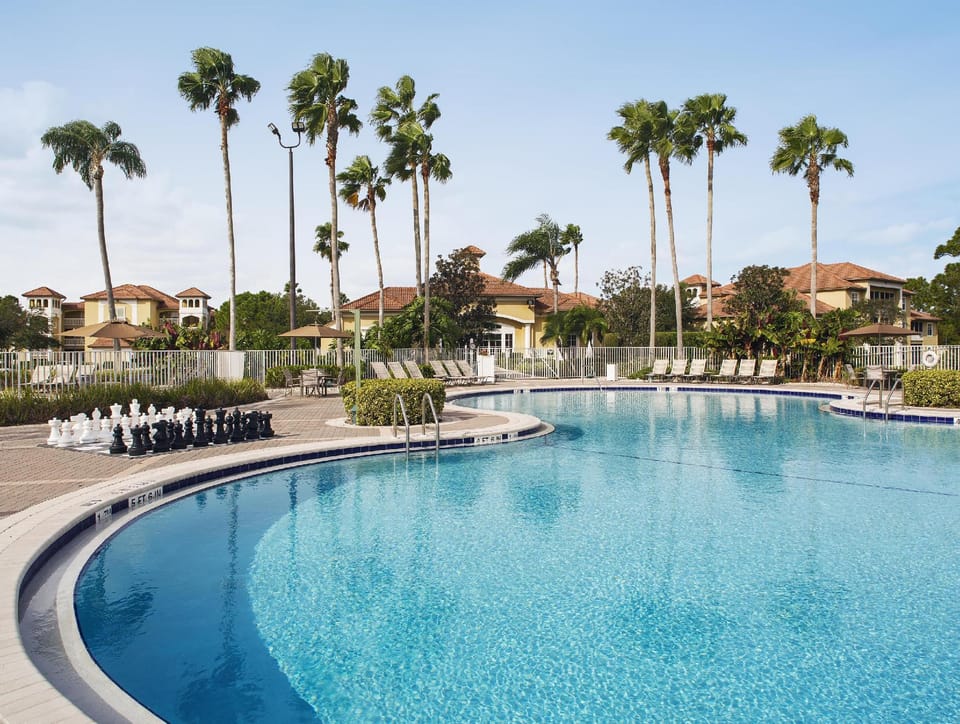 Swimming pool [outdoor]