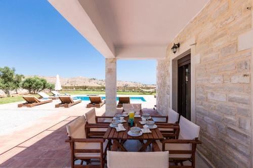 Dimokritos Villas IV, V, & VI, a homestay experience, By ThinkVilla Hotel in Crete