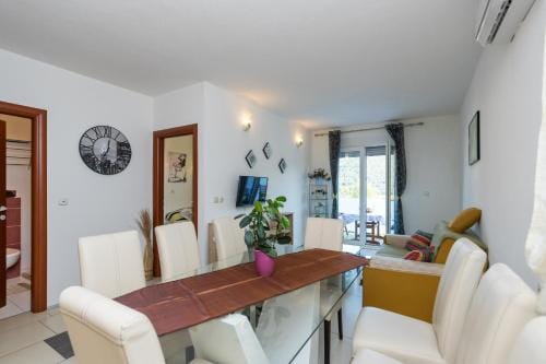 Apartments and rooms with parking space Grebastica, Sibenik - 17831 Hotel in Šibenik-Knin County, Croatia