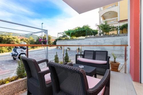Apartments and rooms with parking space Grebastica, Sibenik - 17831 Hotel in Šibenik-Knin County, Croatia