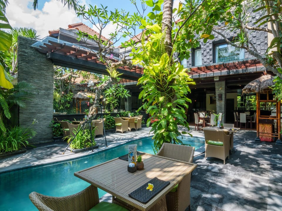 Swimming pool [outdoor]