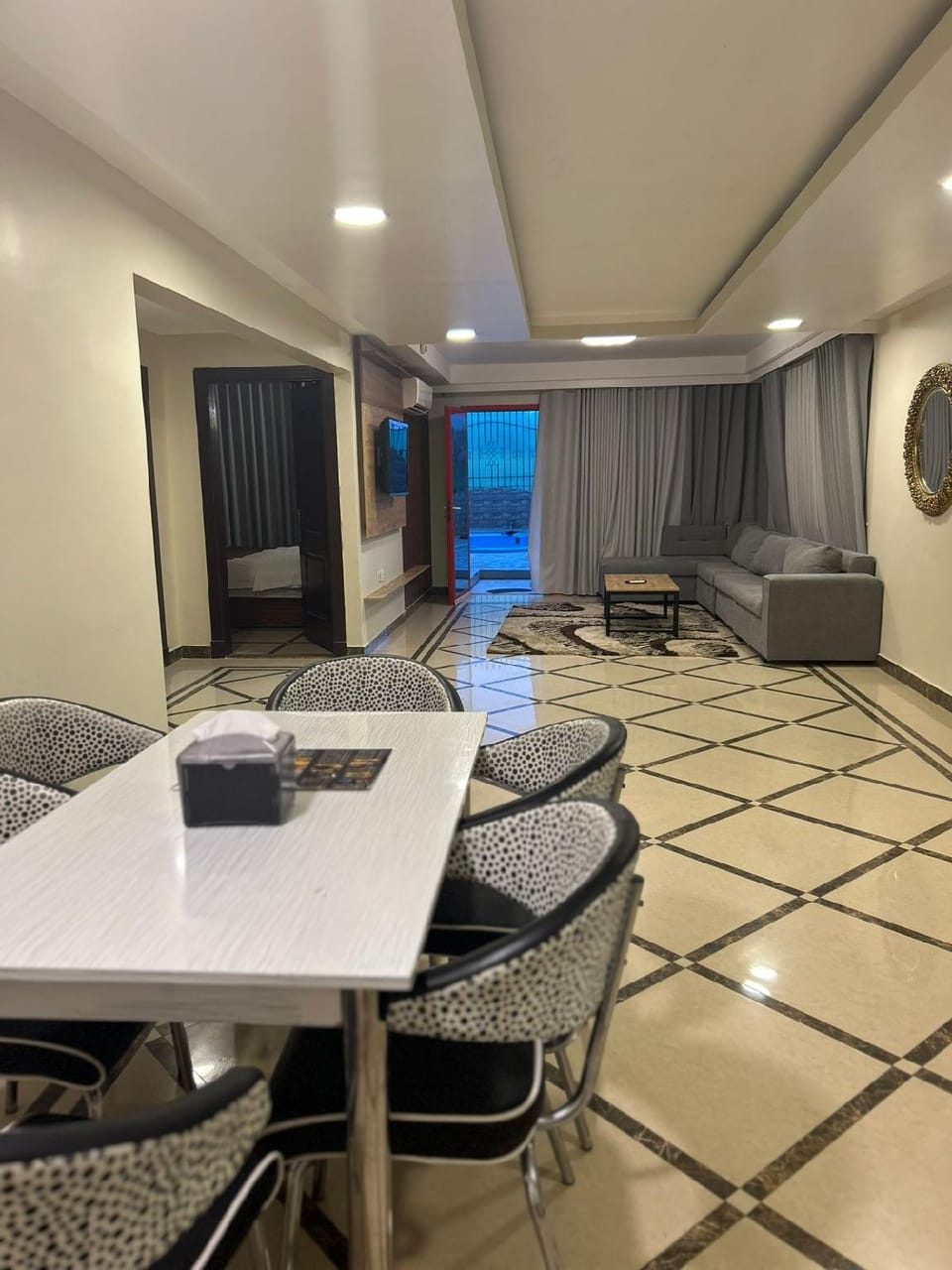 Interconnecting room(s) available