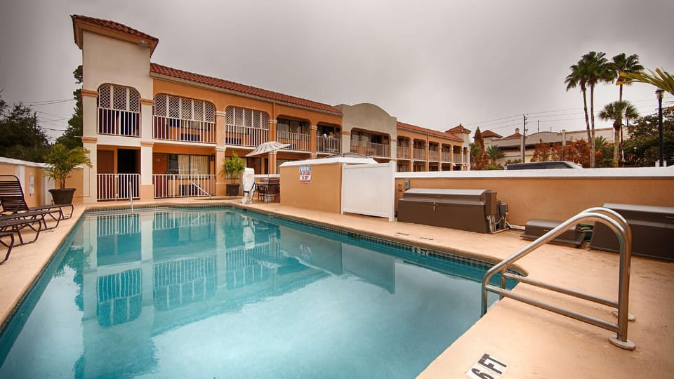 Swimming pool [outdoor]
