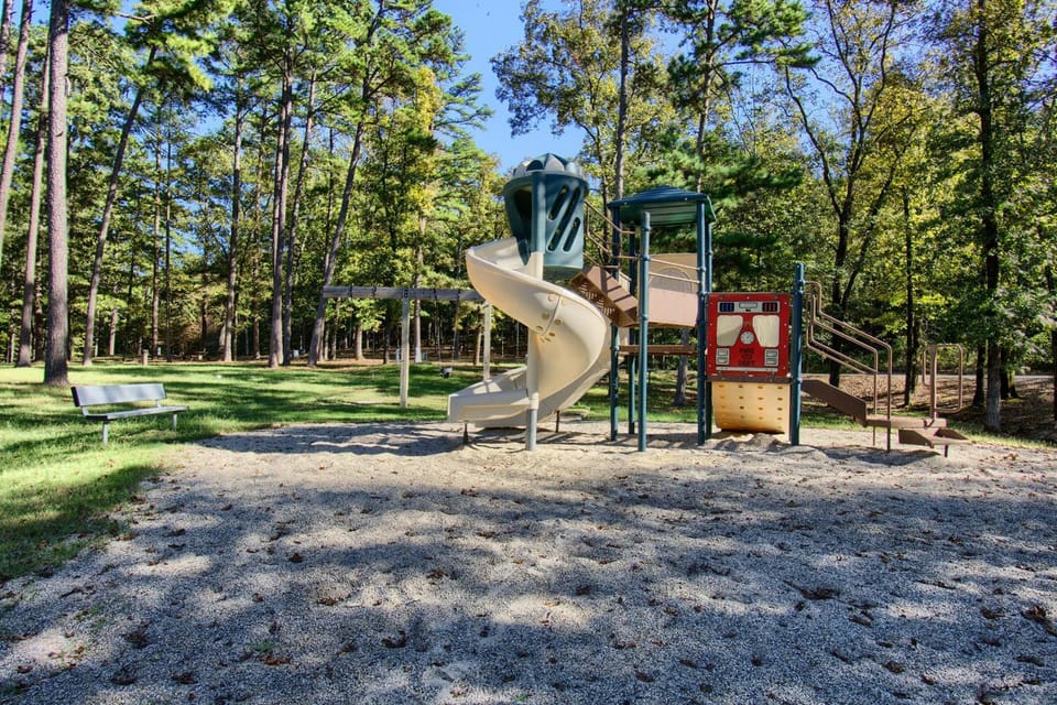 The Americana - Parker Creek Bend Cabins Lodge in Pike County