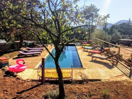 Arche de Noe atypique, boheme , nature, piscine chauffee de Paques a Toussaint , spa , sauna , loisi Hotel in Le Beausset