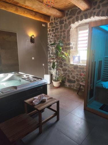 Suite romantique dans centre de bien-etre Au chant de l'eau Hotel in Auvergne-Rhône-Alpes