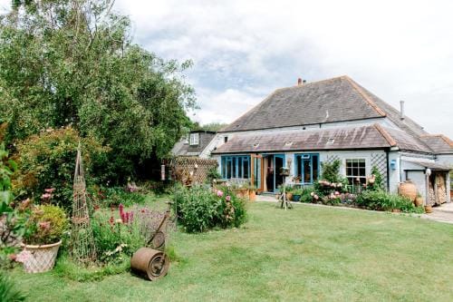 Cosy Cottage ground floor bedroom ensuite with private entrance Hotel in Chichester District