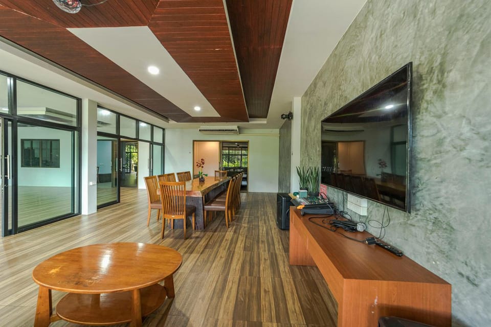 Shared lounge/TV area