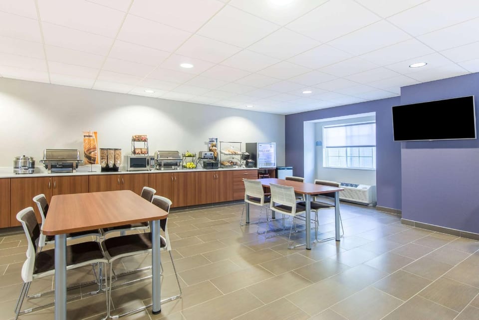 Microtel Inn & Suites by Wyndham Cadiz Hotel in Ohio