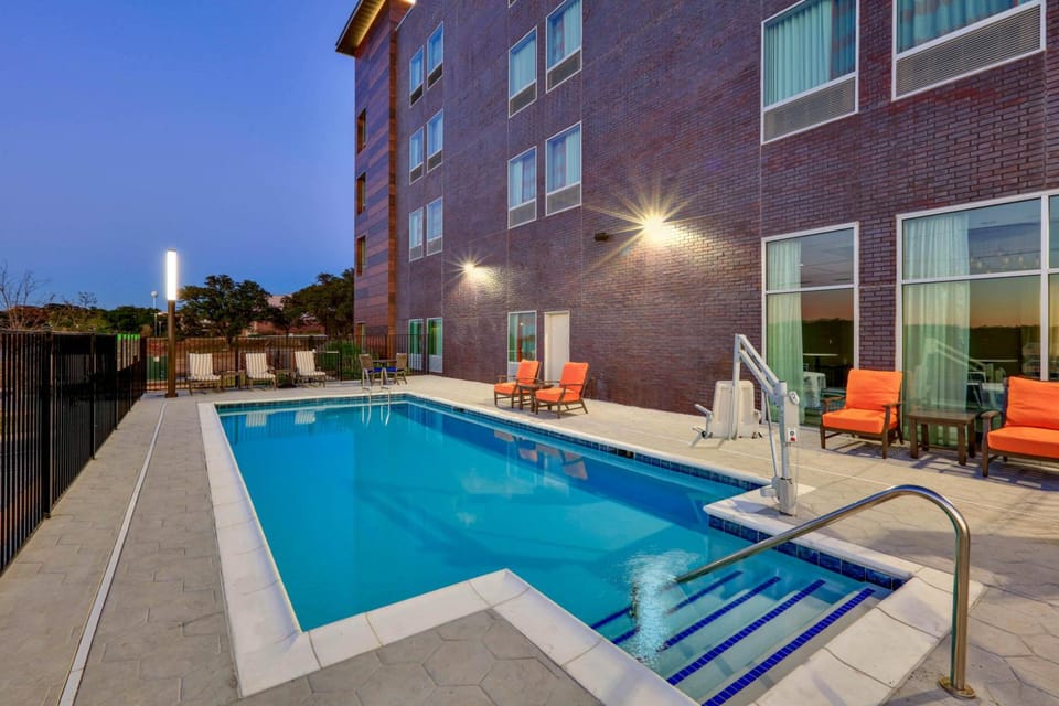 La Quinta Inn & Suites by Wyndham Lakeway Hotel in Lakeway