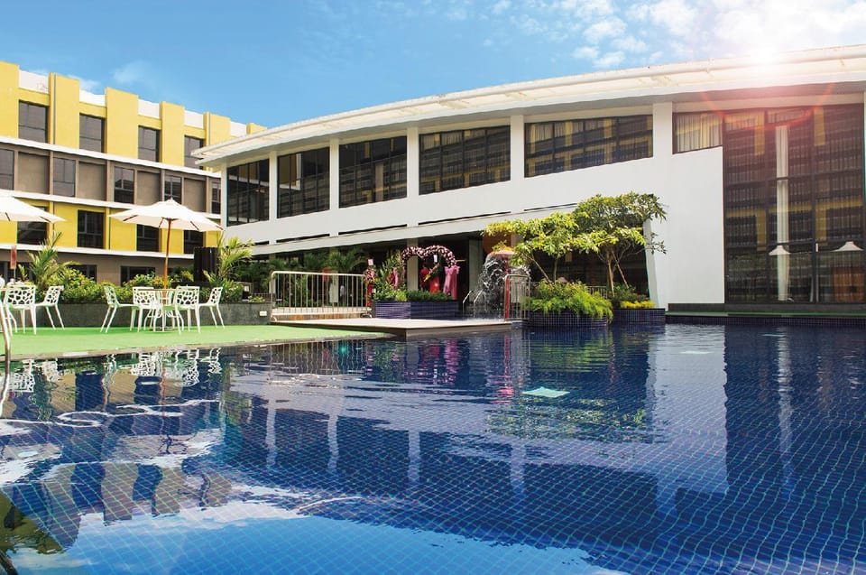 Swimming pool [outdoor]
