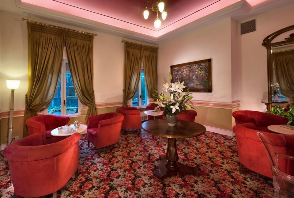 Shared lounge/TV area