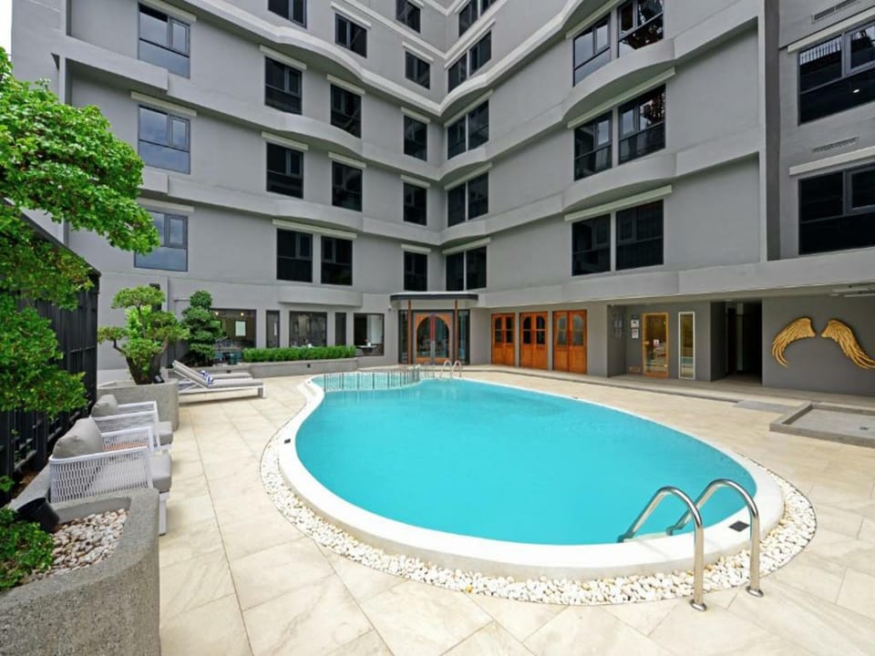 Swimming pool [outdoor]
