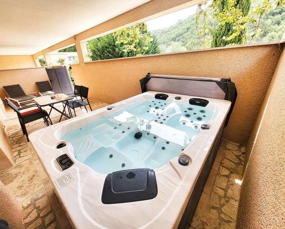 Domaine Ribiera, Hotel 5 Etoiles, SPA & Golf - Forcalquier Hotel in Provence-Alpes-Côte d'Azur