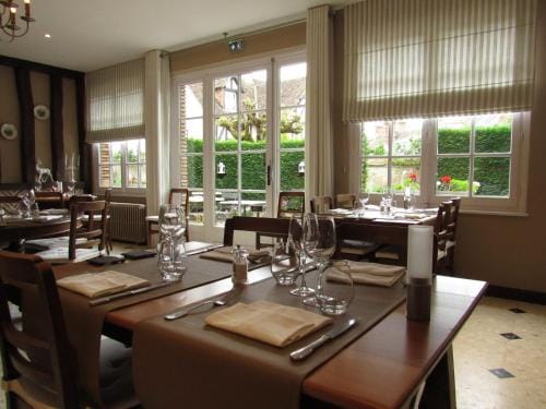 Auberge Du Grand Dauphin Hotel in Centre-Val de Loire