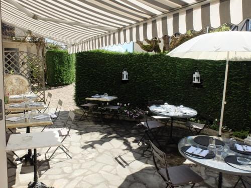 Auberge Du Grand Dauphin Hotel in Centre-Val de Loire