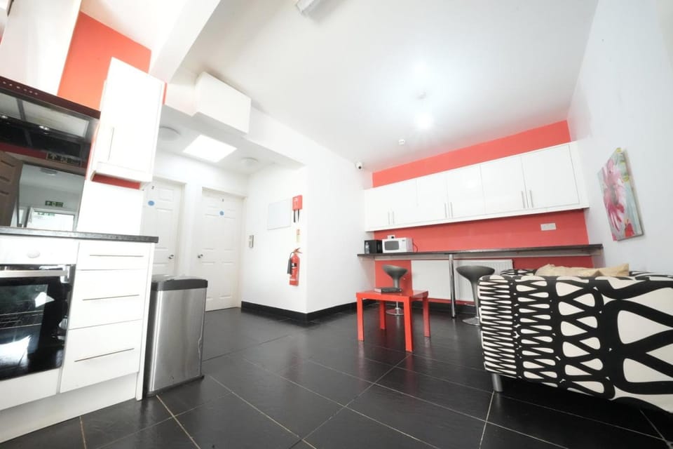 Private on suites- Private Bathroom every room-1 Bus to Heathrow Airport Hotel in London Borough of Hillingdon