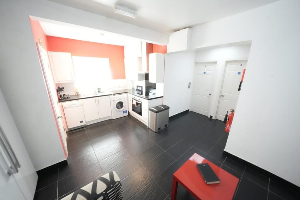 Private on suites- Private Bathroom every room-1 Bus to Heathrow Airport Hotel in London Borough of Hillingdon